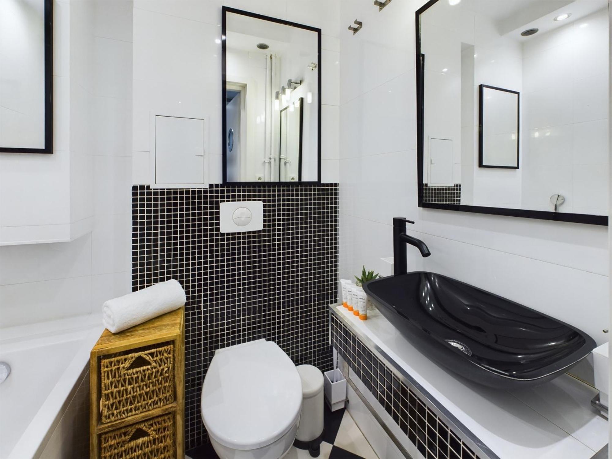 Leilighet Comfortable For 2 People With Bathtub And Balcony In By Renters